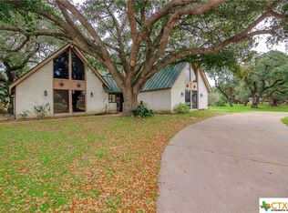 900 Gilbert St, Edna, TX 77957