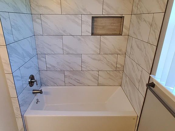 5th image of 4676 Berkshire Dr
