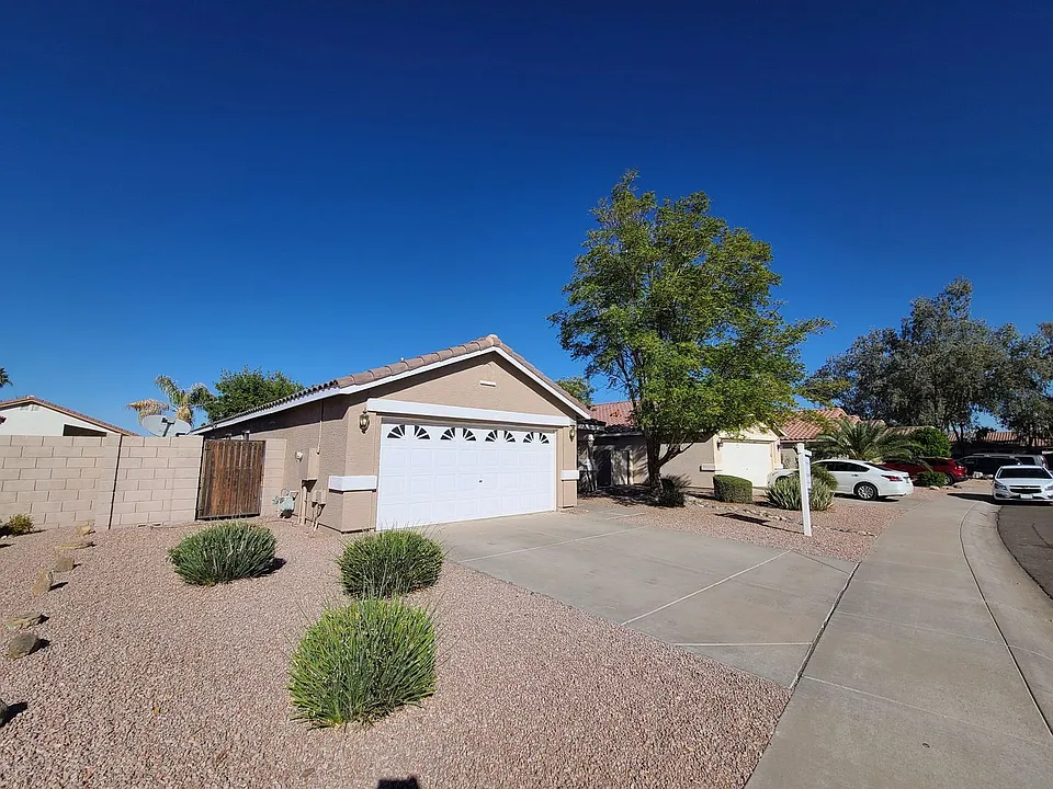 2324 E Browning Pl