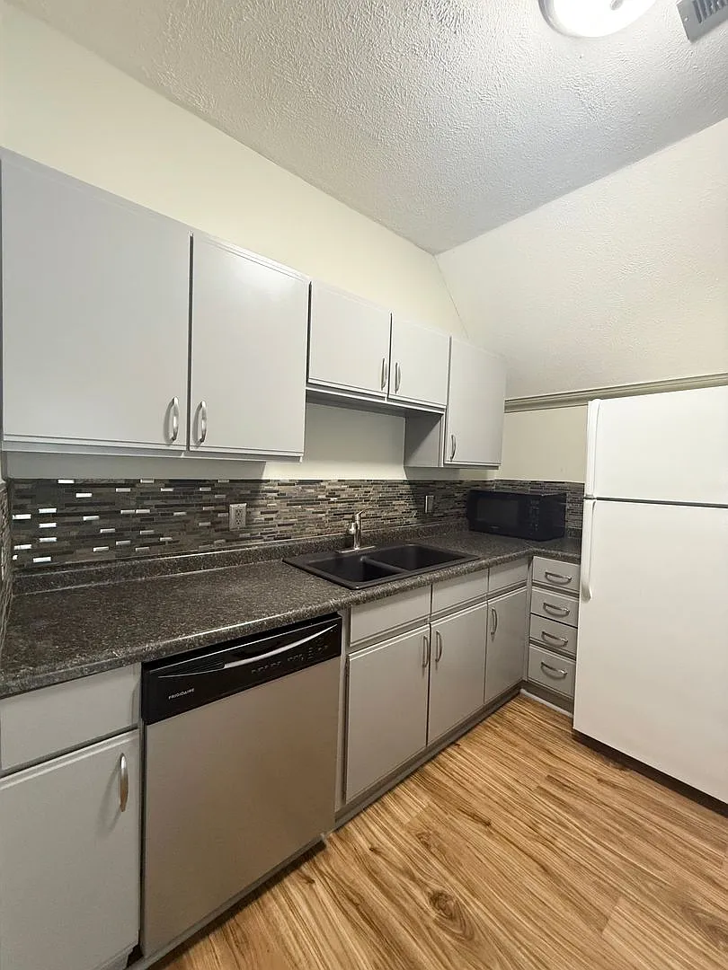 1145 Park Ave — Photo 2