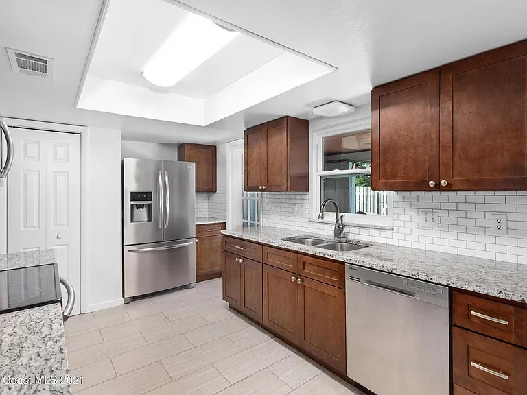 530 Roosevelt Ave — Photo 12