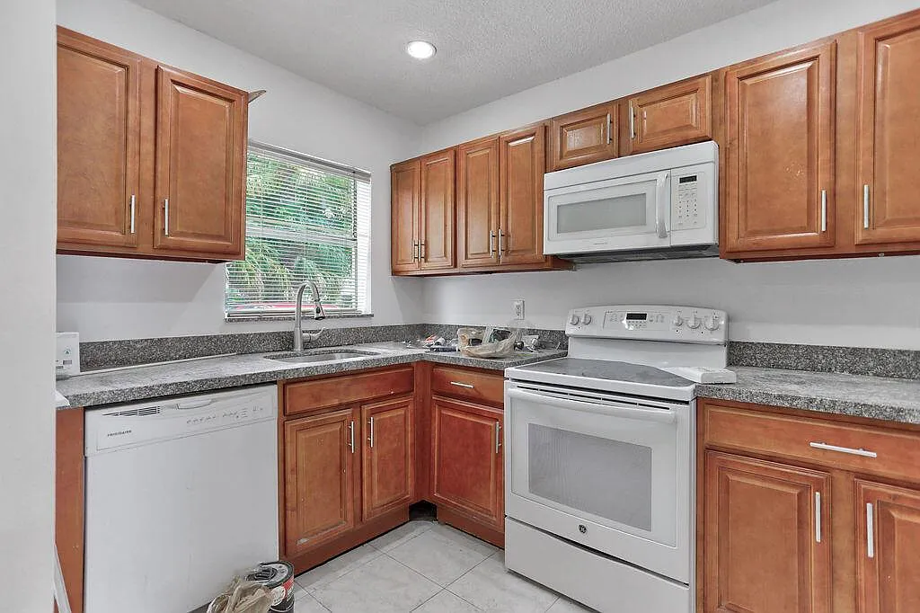 3 bed, 2.5 bath, 1440 sqft, $3,500 — Photo 2