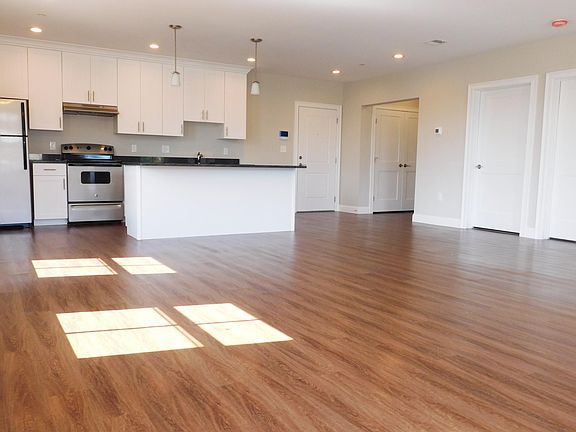 3rd image of 321 Washington St APT 205