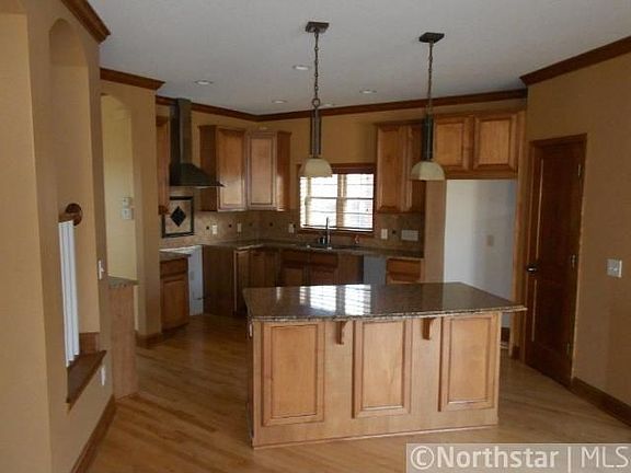 3rd image of 11814 S Lake Blvd NE