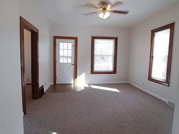 3rd image of 615 N Saginaw St
