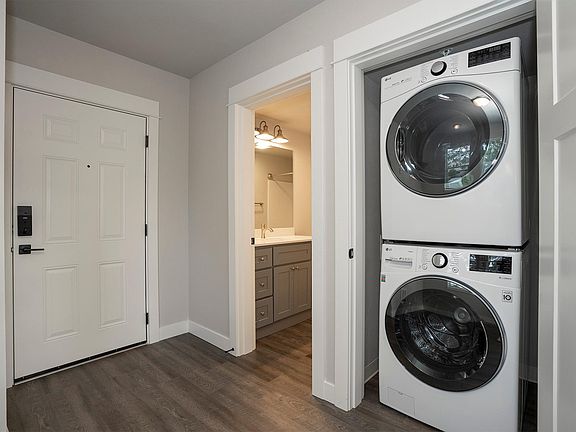 Entry/Bath/Laundry Area
