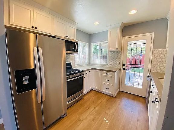 3rd image of 3628 Yosemite St