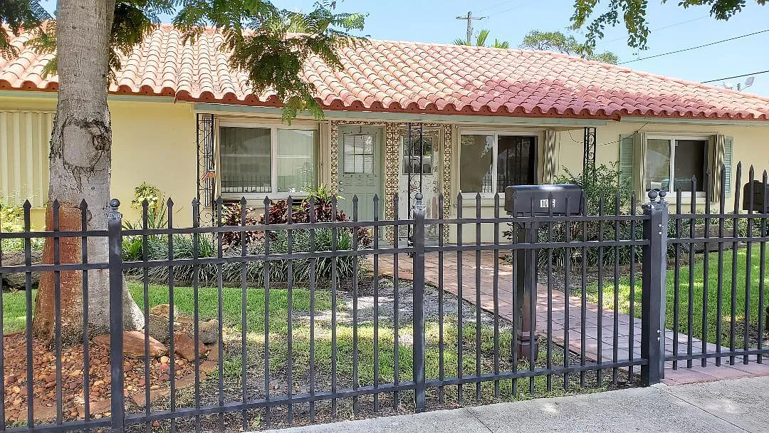 2 bed, 1.0 bath, 900 sqft, $2,300 — Photo 1