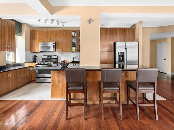 3rd image of 45 E End Ave #2EF