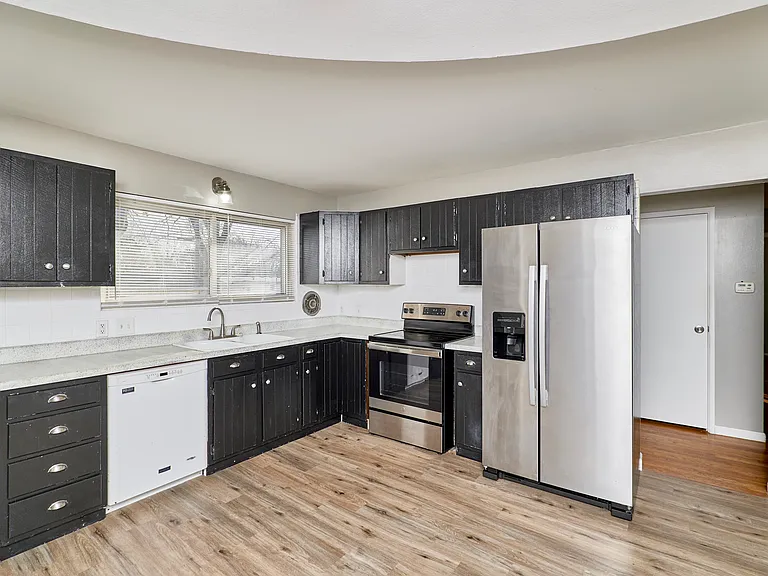 495 Versailles Dr — Photo 7