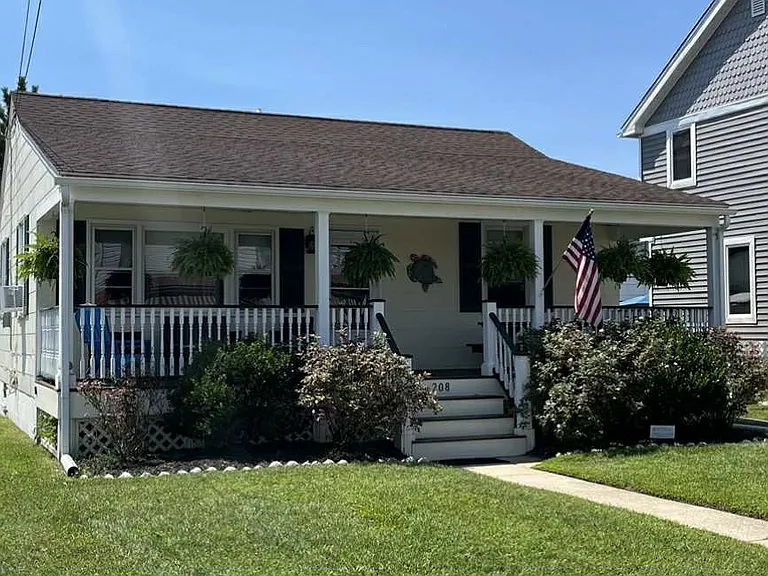 208 Grant St — Photo 1