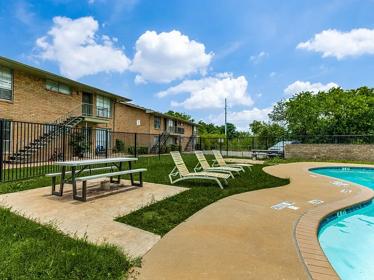 Dell Marr Allandell Apartments Pool