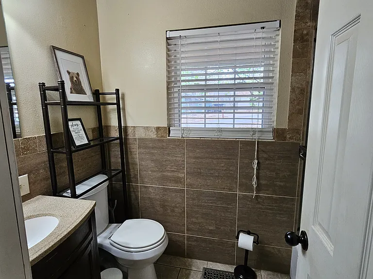 full bath in the upstairs hall