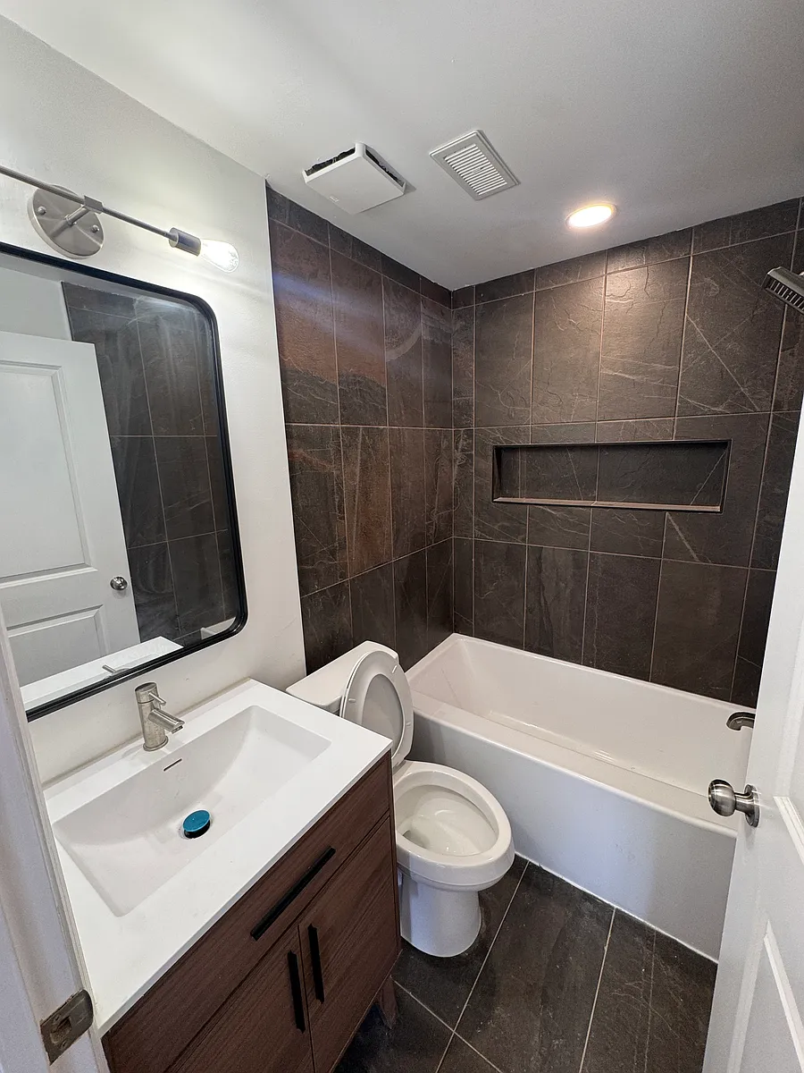 Building Photo - 839 S Jackson St #4