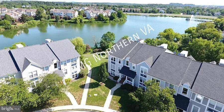 Spacious And Charming 2 BR 2 BA Condo In Much Sought After Ashburn Village — Photo 2