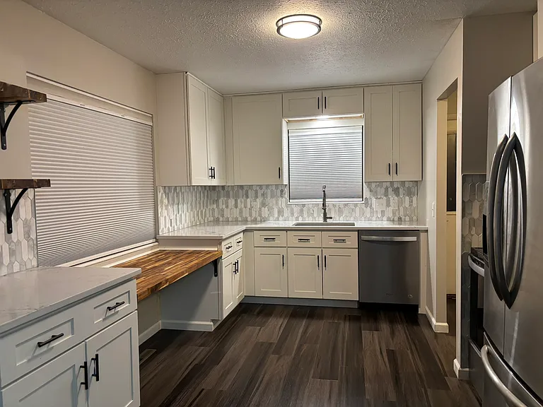 Extra large sink, mosaic backsplash, stainless steel dishwasher!