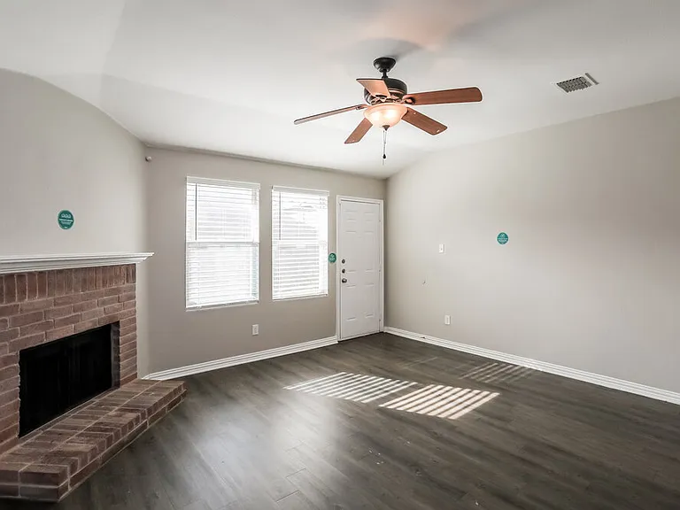 573 Creekbend St — Photo 3