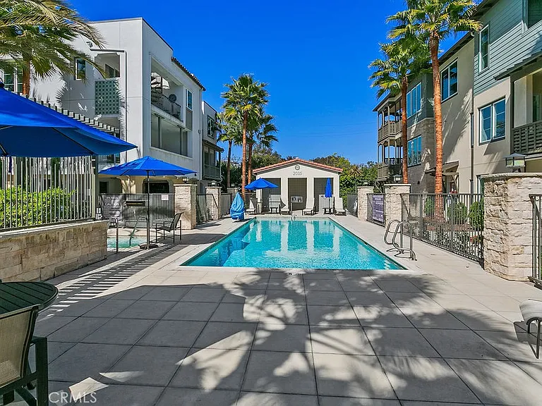 985 Doheny Way — Photo 23