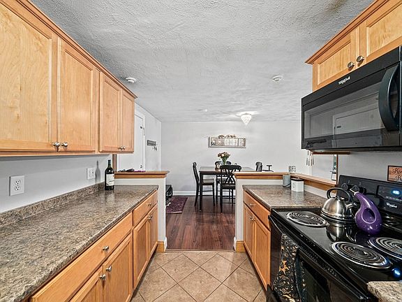 4th image of 135 Grove St APT 140