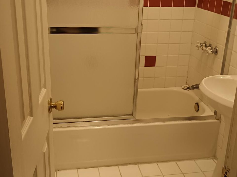 1st image of 1422 N Kingsley Dr #204