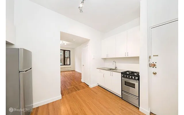 Rented by Douglas Elliman | media 19