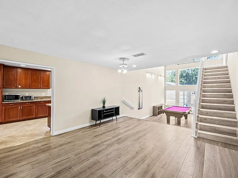 542 N Waverly St — Photo 8