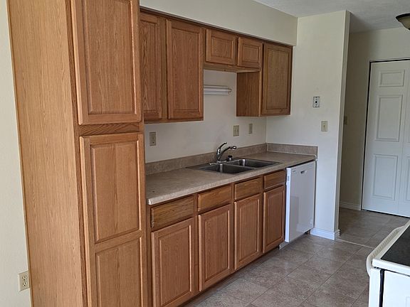 5th image of 4400 S Poplar St Unit 211