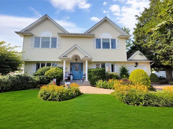 10 Highland Street W, Massapequa, NY 11758