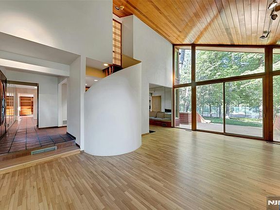 5th image of 262 W Saddle River Road