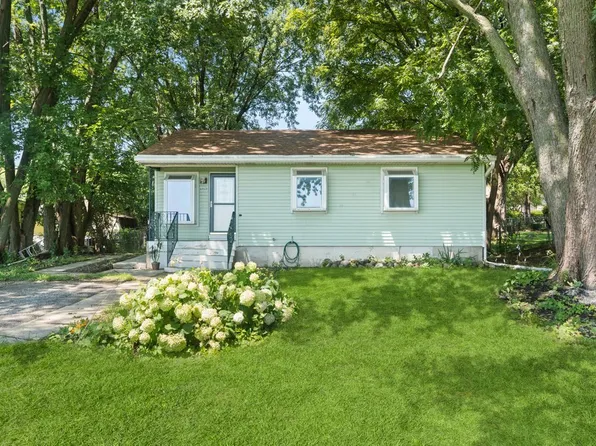 1421 Jefferson St, Lake In The Hills, IL 60156