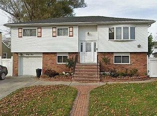 44 W Santa Barbara Rd, Lindenhurst, NY 11757