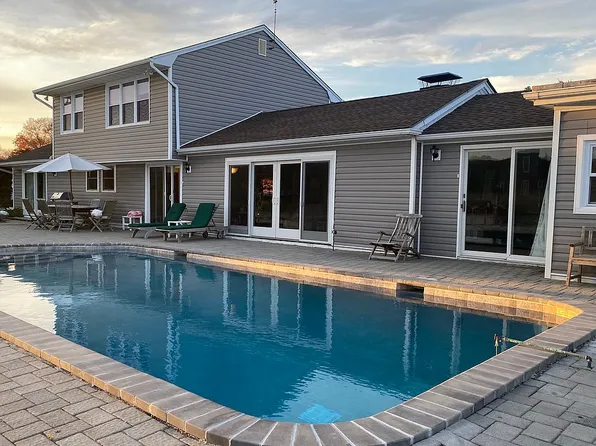 16B E Tiana Rd, Hampton Bays, NY 11946