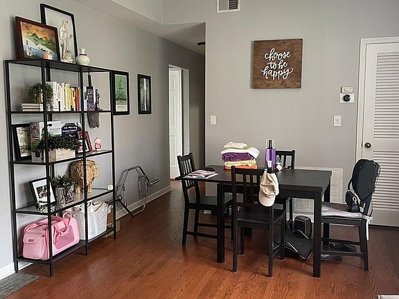 3rd image of 1047 W Glenlake Ave APT 3
