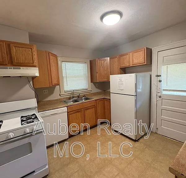 5424 Charlotte St — Photo 4