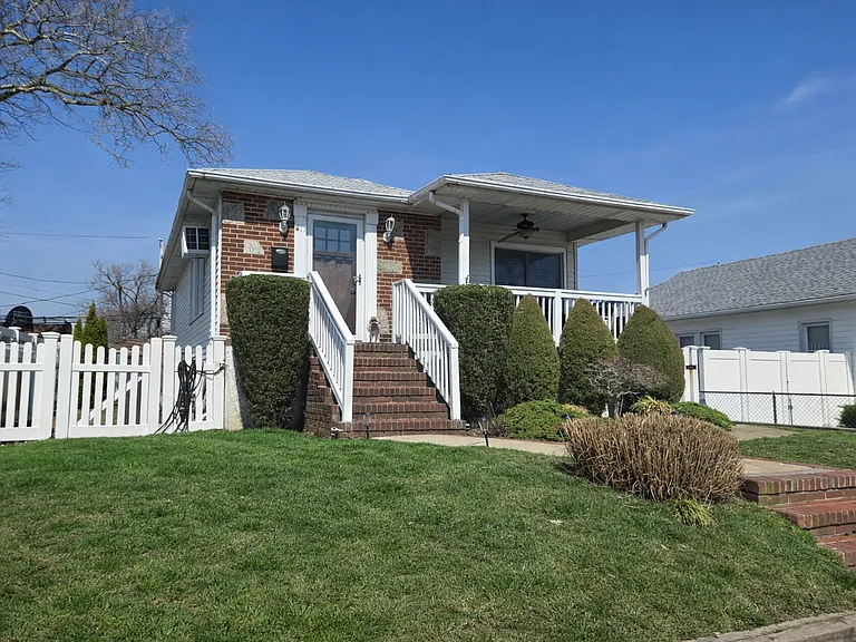 411 E Fulton St — Photo 1