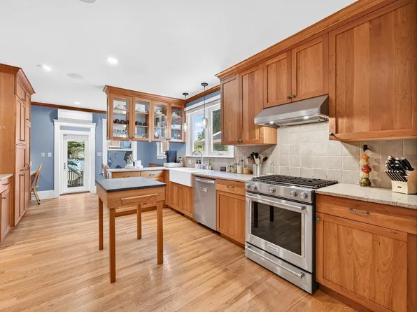 33 Union St, North Andover, MA 01845