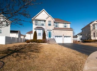 82 Eddington Ln, Monroe Township, NJ 08831