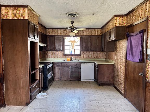 2nd image of 996 Riverside Rd