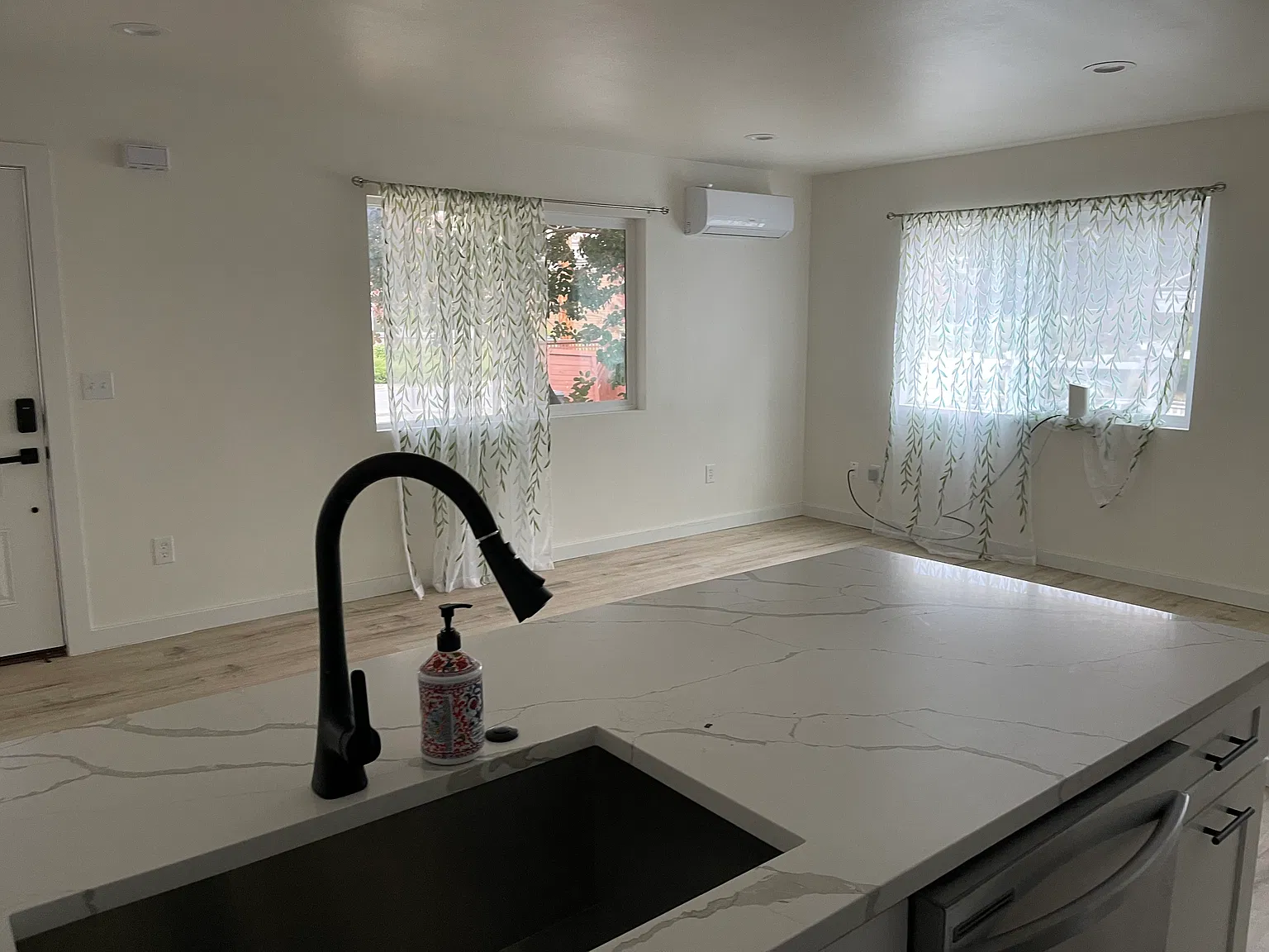 2 bed, 940 sqft, $3,300 — Photo 4