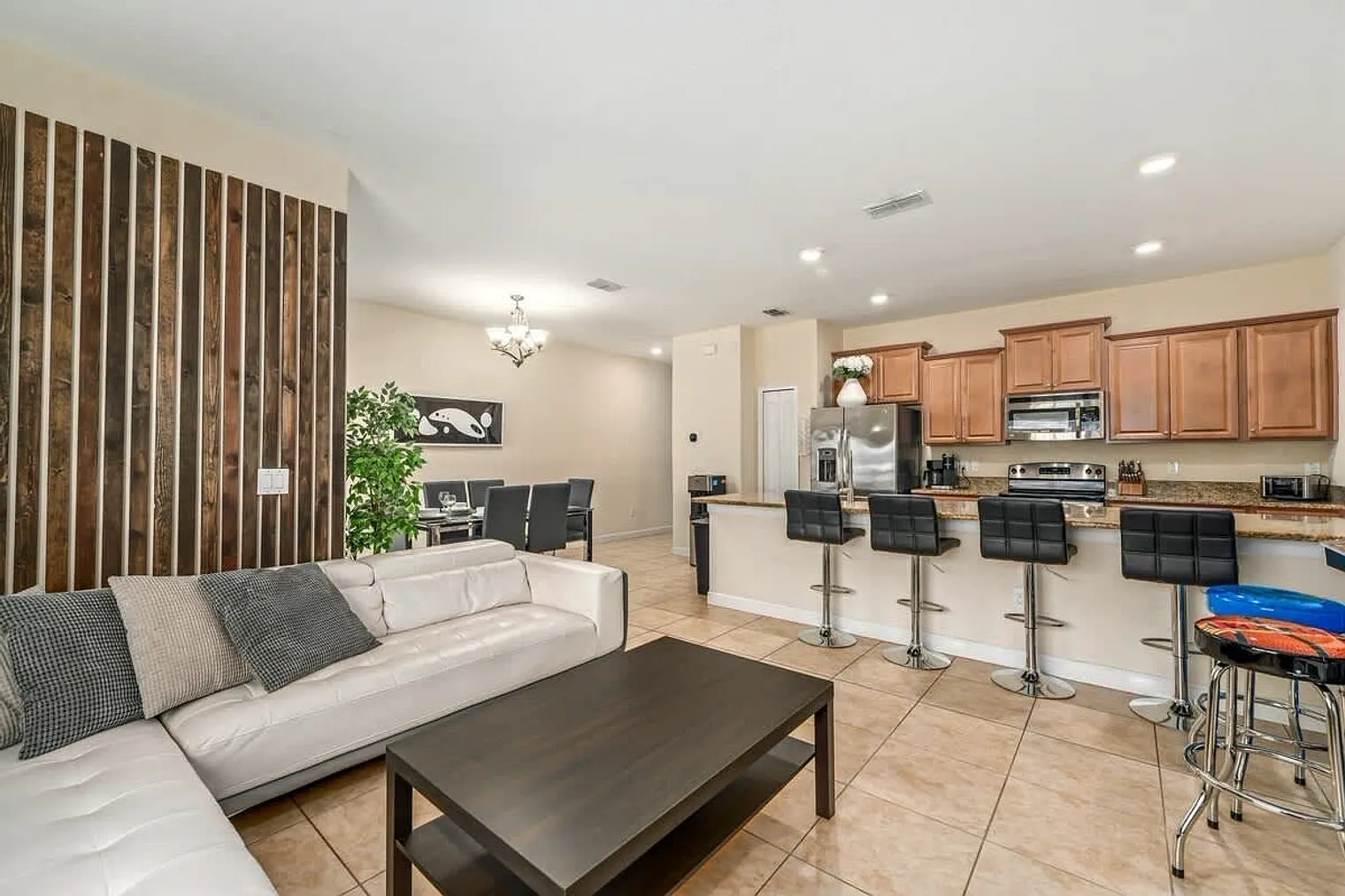 4 bed, 3.0 bath, 1905 sqft, $6,830 — Photo 2