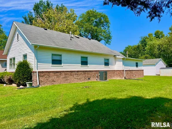 611 E Smith St, Benton, IL 62812