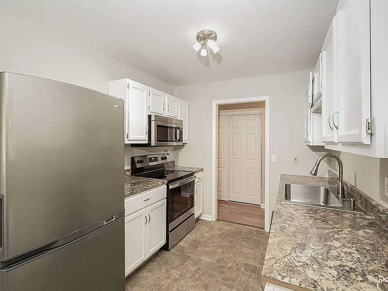 308 Lindale Dr — Photo 5