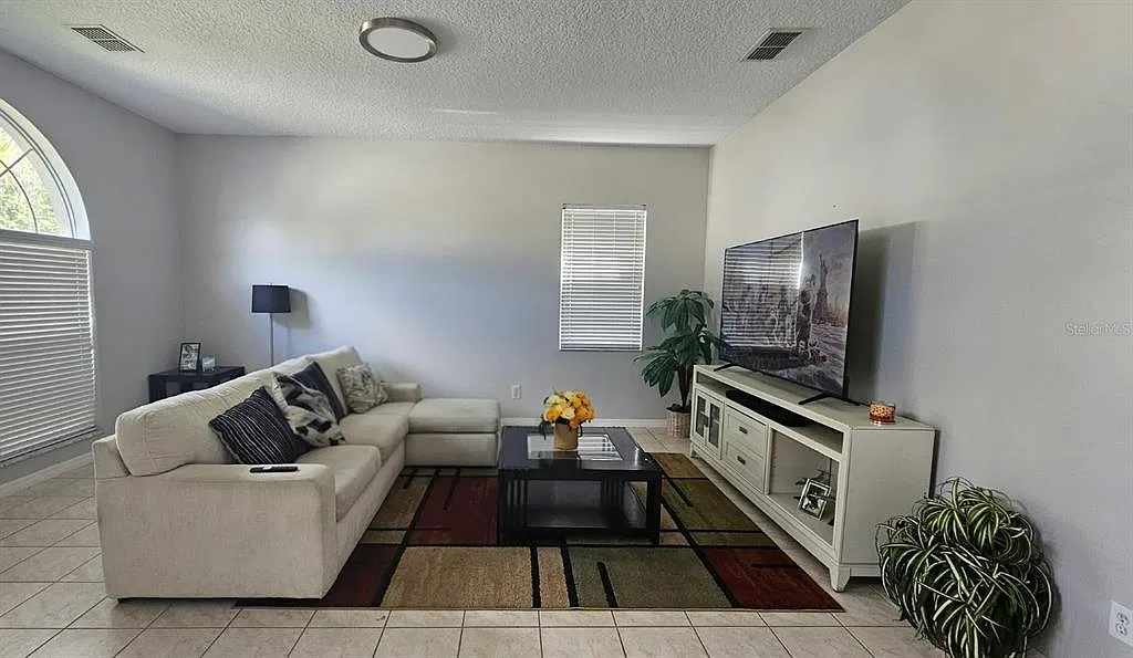 4 bed, 2.5 bath, 1987 sqft, $3,000 — Photo 2