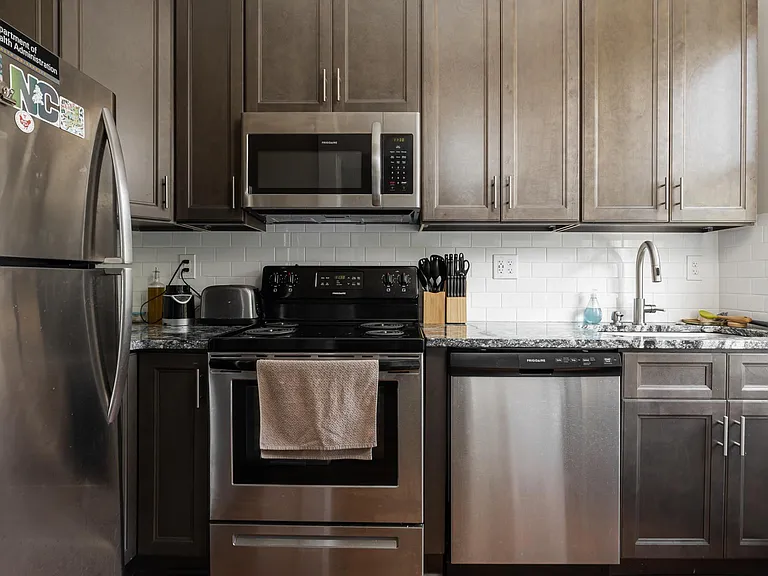 2406 E Clay St #B — Photo 3