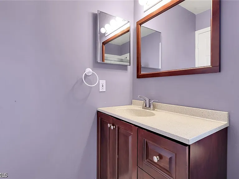 22203 Seashore Cir — Photo 33