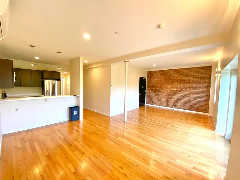 111 Abeel St — Photo 2