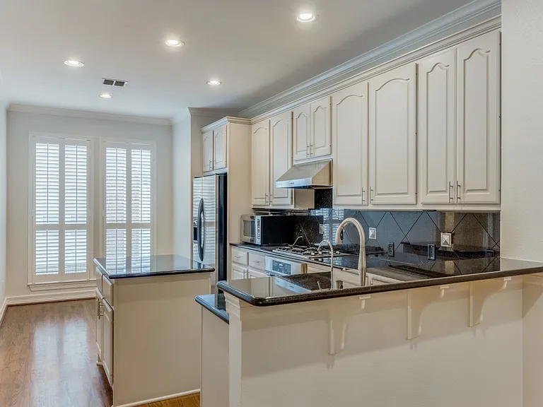 2412 Worthington St — Photo 17