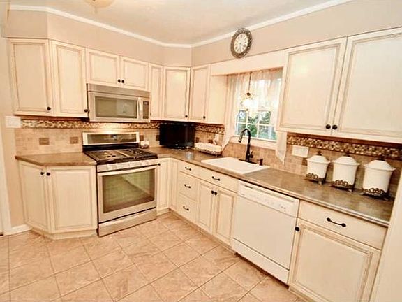 3rd image of 120 Glenview Dr
