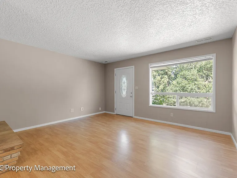 4780 Cody Ave — Photo 8