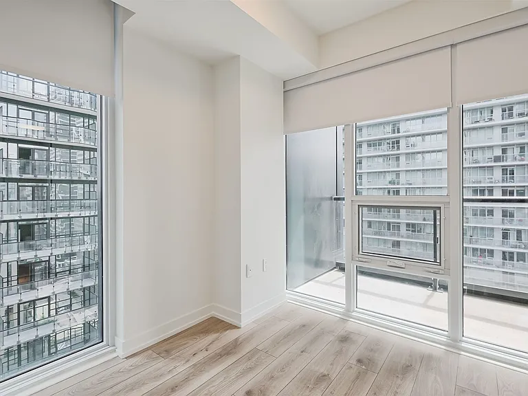 223 Redpath Ave — Photo 106
